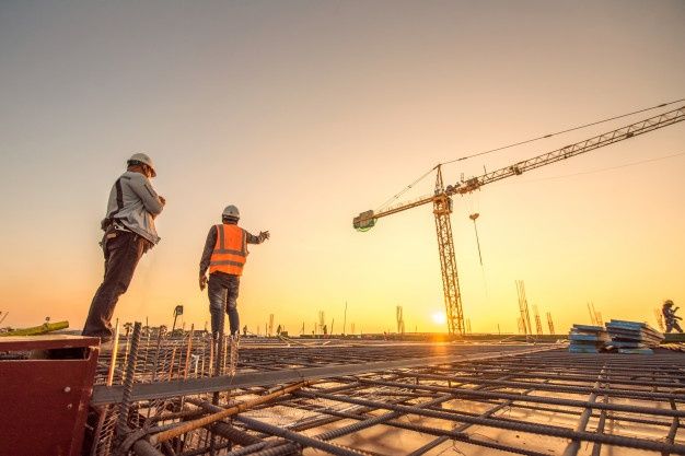 Grupo de silueta de trabajador e ingeniero civil en uniforme de seguridad instalan acero reforzado _ Foto Premium